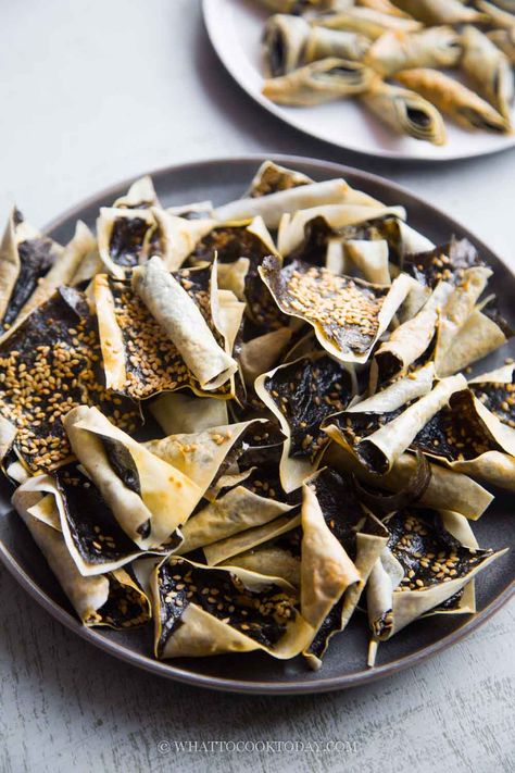 Crispy Seaweed Crackers/ Popiah - 2 ways (Air-Fryer Version) Seaweed Crackers, Popiah Recipe, Seaweed Snacks Recipes, Streetfood Ideas, Chinese New Year Snacks, New Year Snacks, Seaweed Snack, New Year's Snacks, Crispy Rolls