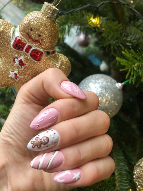 Pink Christmas Nails Gingerbread, Merry Christmas Nails 2023, Pink Gingerbread Nails, Gingerbread Nails Acrylic, Pink Christmas Nails Almond, Kawaii Christmas Nails, Christmas Nails Almond Shape, Pastel Christmas Nails, Gold Holiday Nails