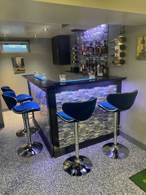 Corner Bar Ideas, Bar Lounge Room, Mini Bar At Home, Home Bar Plans, Home Bar Counter, Home Bar Ideas, Corner Bar, Home Bar Rooms, Modern Home Bar