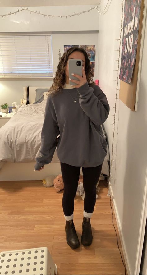 College Outfit Comfy, College Girl Outfits Winter, Comfy Friday Outfit, Granola Outfits Leggings, Comfy Legging Outfits Fall, Warm Jeans Outfit, Blundstone Outfit Leggings, Granola Leggings Outfit, Straight Leg Leggings Outfit