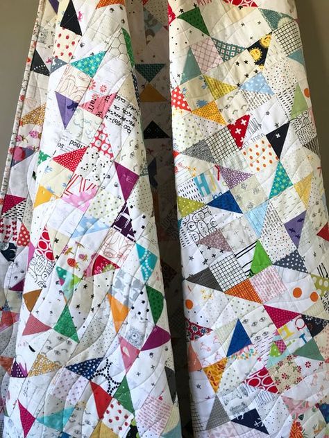 Scrappy Half Square Triangle Quilts Free Pattern, Half Square Triangle Quilts Pattern Free, Half Triangle Quilt Patterns, Low Volume Quilts Ideas, Fat Quarter Quilt Pattern Free, Scrappy Quilt Patterns Free, Hst Quilt Blocks, Triangles Quilt, Half Square Triangle Quilts Pattern