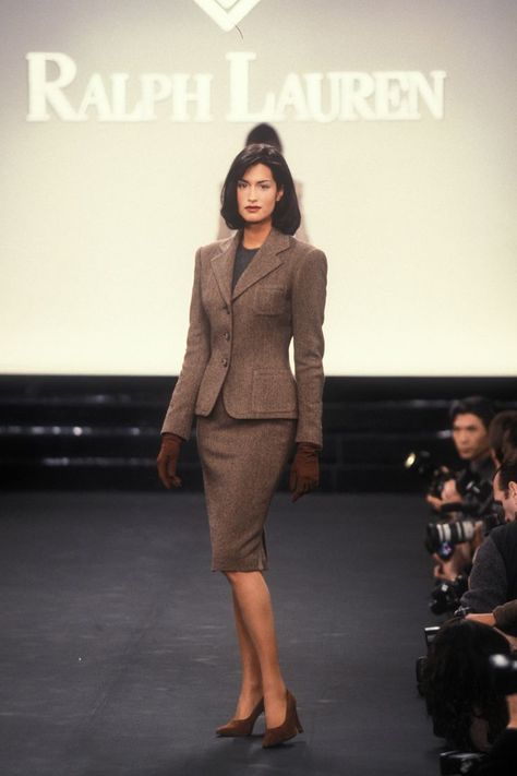 Yasmeen Ghauri for Ralph Lauren Fall Winter 1995 Vintage Classy Outfits, Ralph Lauren Fashion Show, Yasmeen Ghauri Runway, Ralph Lauren Runway, Nyota Uhura, Ralph Lauren Womens Clothing, Classic Ralph Lauren, Ralph Lauren 90s, Yasmeen Ghauri