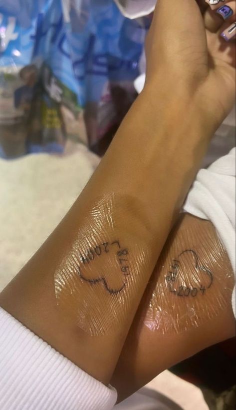 People Name Tattoo, Small Tattoos Black Women, Matching Tattoos For Sisters, Unique Wrist Tattoos, Matching Friend Tattoos, Cute Tattoos On Wrist, Matching Tats, Wrist Tattoo Designs, Small Chest Tattoos