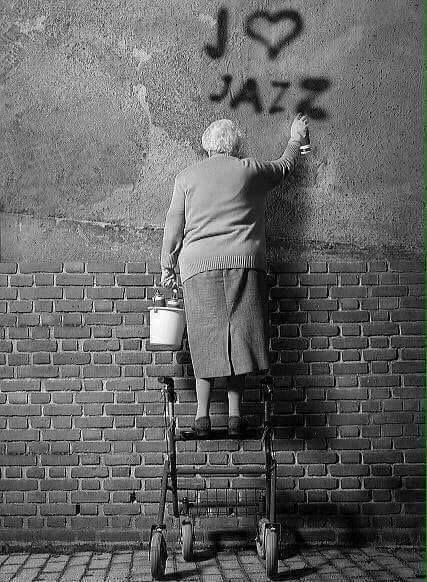 I love jazz. Andre Kertesz, Graffiti Artwork, Mama Style, Old Woman, Old Age, Jolie Photo, Old People, Growing Old, Banksy