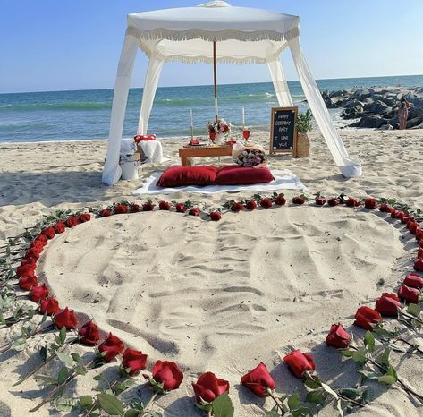 Picnic Romantic, Pick Nick, Engagement Plan, Romantic Picnic, Beach Picnics, Picnic Theme, Romantic Picnics, Romantic Date Ideas, Picnic Set