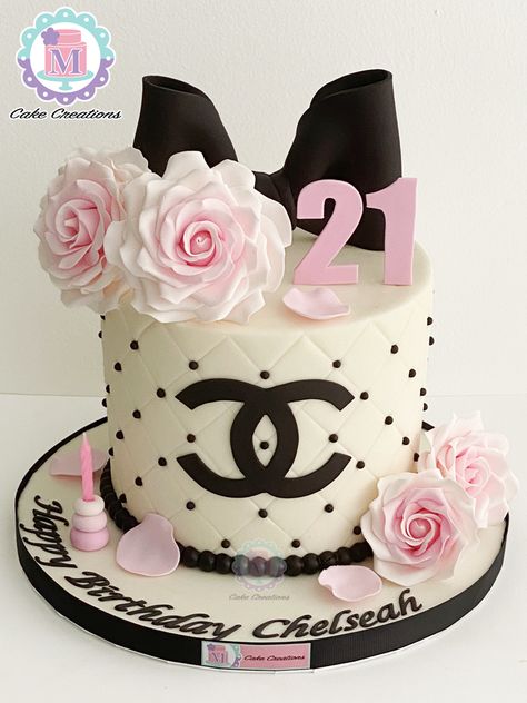 Birthday Cake Chanel, Chanel Cakes, Pasteles Aesthetic, Chanel Cookies, Channel Cake, Bag Cakes, Chanel Birthday Party, 19th Birthday Cakes, Chanel Cake