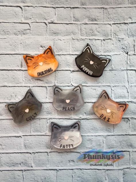 Dog Tags Diy, Resin Cat Tag, Cats Diy Projects, Arts And Crafts For Teens, Resin Jewelry Diy, Cat Keychain, 3d Printing Diy, Cat Tags, Epoxy Resin Art