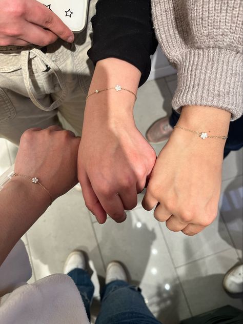 Matching Bracelets Friend Group, Matching Jewelry For Trio, Friendship Jewelry Aesthetic, Bff Matching Bracelets Aesthetic, Bracelet For Besties, Matching Braclet Aesthetic, Matching Beaded Bracelets For Couples, Trio Gift Ideas, Friendship Rings For 3 Bff