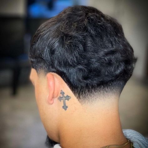 Men Short Hair Fade, High Taper Fade, Fade Haircut Designs, Beard Line, Taper Fade Curly Hair, Stylish Mens Haircuts, Short Fade Haircut, Mohawk Hairstyles Men, Waves Haircut