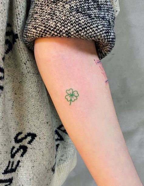 100 Most Beautiful And Impressive Small Tattoo Ideas - TheTatt Small Colorful Tattoos, Clover Tattoo, Shamrock Tattoos, Green Tattoos, Clover Tattoos, Handpoke Tattoo, Small Tattoo Ideas, Tattoos Geometric, Hand Tattoos For Women