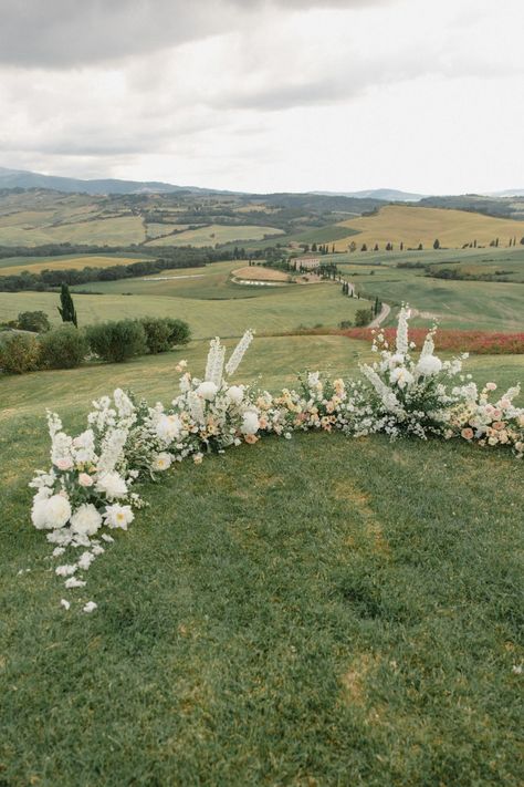 podere rombolino - wedding - laura bravi events Scenic Wedding Venues, Wedding Alters, Outdoor Wedding Inspiration, Ceremony Design, Ceremony Arch, Ceremony Flowers, Tuscany Wedding, Floral Arch, Wedding Mood Board