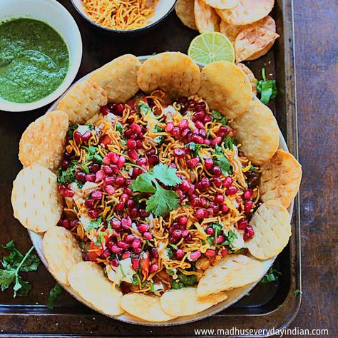 Chaat Dip (served with papdi) Ramzan Recipe, Spicy Corn, Indian Appetizers, Potato Snacks, Chaat Recipe, Indian Street Food, Fusion Food, Savory Snacks, Iftar