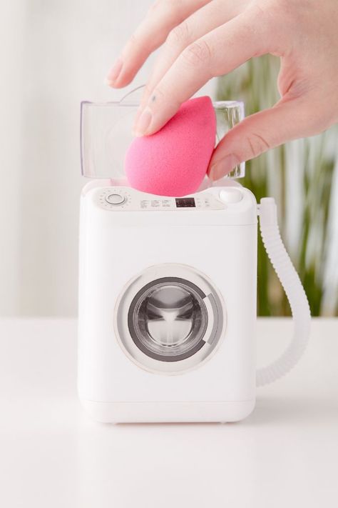 5 Ways to Clean Your Makeup Sponge so It Looks as Good as New Clean Beauty Blender, Mini Washing Machine, Beauty Gadgets, Beauty Sponge, Body Scrubs, Cool Gadgets To Buy, Makeup Sponge, Beauty Blender, 5 Ways