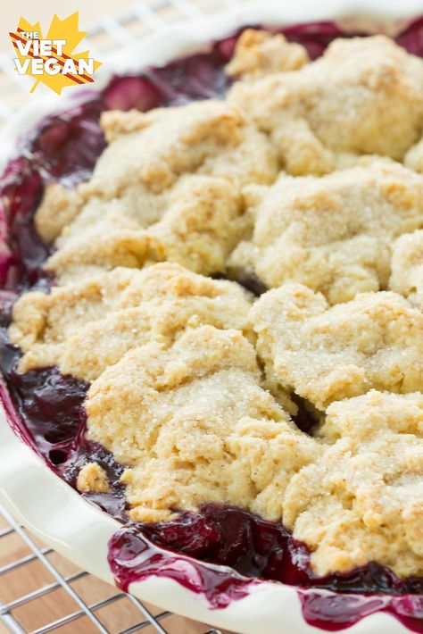 Vegan Blueberry Cobbler | The Viet Vegan | A layer of blueberries are studded with fluffy, sugar-crusted biscuits Vegan Blueberry Cobbler, Vegan Cobbler, Healthy Vegan Dessert, Tarte Vegan, Blueberry Cobbler Recipes, Coconut Dessert, Blueberry Juice, Vegan Pie, Brownie Desserts