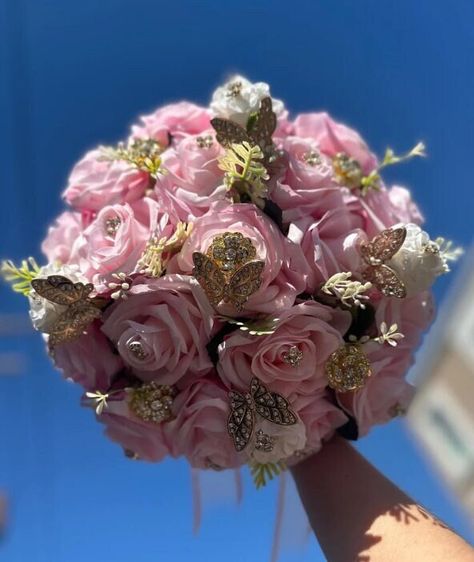 Handcrafted quinceañera bouquet featuring baby pink roses, elegantly accented with gold brooches. Please note that brooch styles may vary based on availability. Customization is available upon request. This bouquet is made to order. Butterflies can be included or omitted based on your preference. If you prefer not to have them, please specify by noting "no butterflies." Rose Gold Quinceanera Decorations, Rose Gold Quinceanera, Quinceanera Bouquet, Pink Sweet 16, Quinceanera Themes Dresses, Rose Gold Ribbon, Bouquet Rose, Makeup Images, Quinceanera Decorations