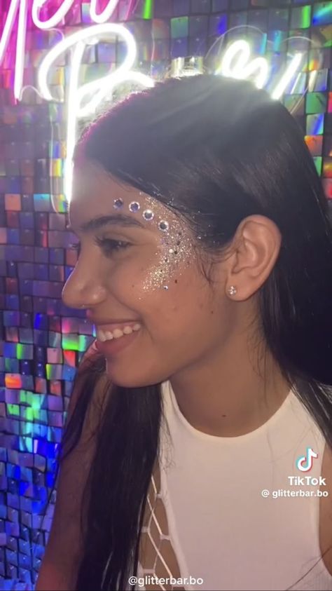 Face Gem Ideas, Glitter Bar Ideas, Glitter Face Makeup, Glitter Face Paint, Music Festival Makeup, Glitter Ideas, Gem Makeup, Glitter Bar, Festival Makeup Glitter