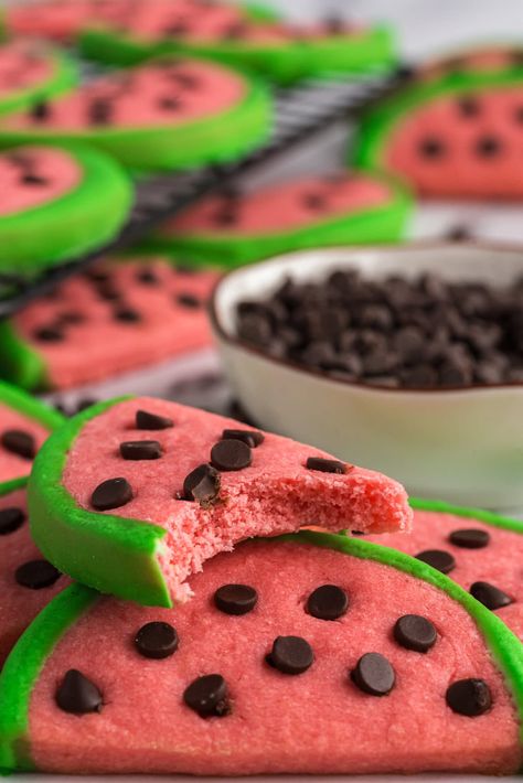 These adorable watermelon cookies start with a simple sugar cookie dough that's dotted with mini chocolate chips and rolled in a colored glaze to resemble your favorite juicy summer fruit! Watermelon Cookies Recipe, Watermelon Cookies Decorated, Watermelon Sugar Cookies, Easy Sugar Cookie Dough, Jello Cookies, Watermelon Jello, Watermelon Dessert, Watermelon Cookies, Fruit Cookies