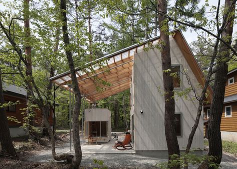 Cedar-clad villa / Naka Studio shelters Modern Japanese House, Rustic Houses, Japanese House Design, Resort Cabins, Small Villa, Ski House, Building Roof, Natural Ventilation, Tiny House Cabin