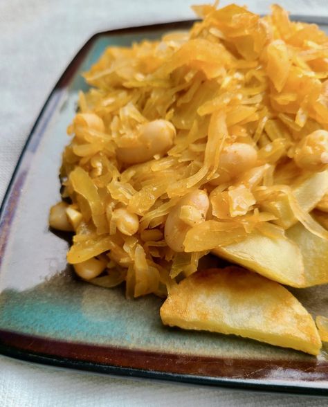 White Beans and Sauerkraut - A simple, easy vegan braised sauerkraut with white beans dish. Delicious as a side or main course. #sauerkrautvegan #sauerkrautveganrecipes #veganrecipeswithsauerkraut #sauerkrautbeans #sauerkrautandbeans #vegankrautrecipes #vegansauerkrautdishes #veganonabudgetrecipes #simplevegansidedishes #winterveganfood Sauerkraut Vegetarian Recipes, Saurkraut Recipes Vegetarian, Vegetarian Recipes Using Sauerkraut, Sauerkraut Side Dish, Vegetarian Sauerkraut Recipes, Vegan Sauerkraut Recipes, Braised Sauerkraut, Potatoes And Sauerkraut, Vegetarian Feast