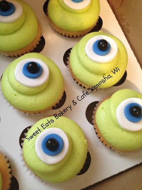 monsters inc mike wazowski cupcakes. sweet eats bakery & cafe...kenosha, wi  http://www.sweeteatstraditions.com/ Monsters University Cookies, Mike Wazowski Cupcakes, Monsters Inc Macarons, Mike Wazowski Cake Pops, Monsters Inc Cupcakes, Monster University Cakes, Monsters Inc Mike, Character Cupcakes, Disney Cupcakes