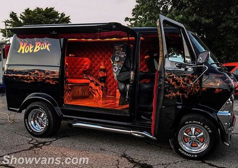 Showvans/Customvan sur Instagram : « Cleaned this shot up a bit of Junebug’s #hotboxvan during the bright n shine at the 2017 #nationaltruckin in Vansfield Ohio! There were 3… » Custom Van Interior, Party Van, Road Trip Van, Van Interiors, Old School Vans, Chevy Van, Car Wraps, Ford Van, Van Car