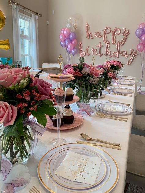 Indoor Garden Birthday Party, Birthday Decorations 17 Party Ideas, Small Birthday Dinner At Home, At Home Party Decorations, Home Birthday Decorations, Birthday Set Up, Aesthetic Birthday Party, Small Birthday Parties, 18th Birthday Party Themes