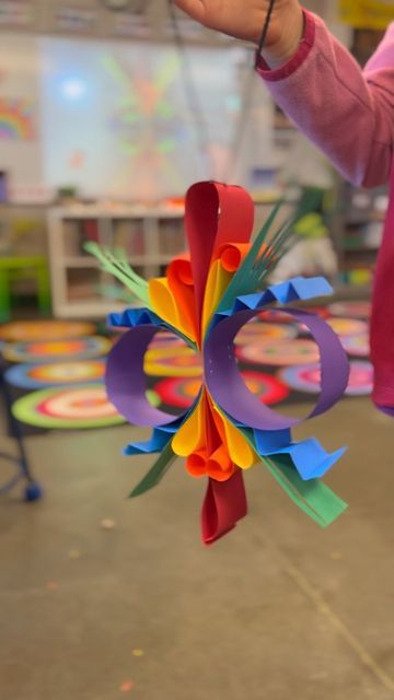 Taylor Newman on Instagram: "Symmetry sculptures in 2nd grade! This lesson is loaded with problem solving and engagement, and the kids are always so excited to take their kinetic sculpture home after this one day lesson. Students learn to manipulate the paper in multiple ways like folding, bending, curling and fringing. They are challenged to create bilateral symmetry using their paper strips that I have pre-assembled in rainbow order and stapled in the middle. #elementaryart #arteducation #art#artteachersofinstagram #iteachart #artteacher #elementaryartteacher #kidscreate #artclass #arted #arteducationmatters #teachersofig" Paper Sculpture Kindergarten, 2nd Grade Symmetry Art, Paper Sculpture Elementary Art, 3rd Grade Sculpture Art Lesson, Sculpture Art Lessons Elementary, 3d Elementary Art Projects, 1st And 2nd Grade Art Projects, Paper Strip Art, Paper Sculpture Art For Kids