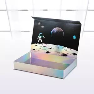 Holographic Packaging, Experiential Marketing Events, Box Clothes, Social Media Branding Design, Mailer Box, Clothing Boxes, Learning Graphic Design, Box Packaging Design, Box Paper