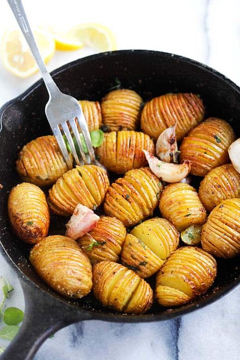 Hasselback potatoes in a cast-iron skillet Oven Roasted Potatoes Easy, Easy Roasted Potatoes, Potatoes In Oven, Oven Roasted Potatoes, Hasselback Potatoes, Skillet Dishes, Potato Recipes Side Dishes, Veggie Tales, Chicken Meals