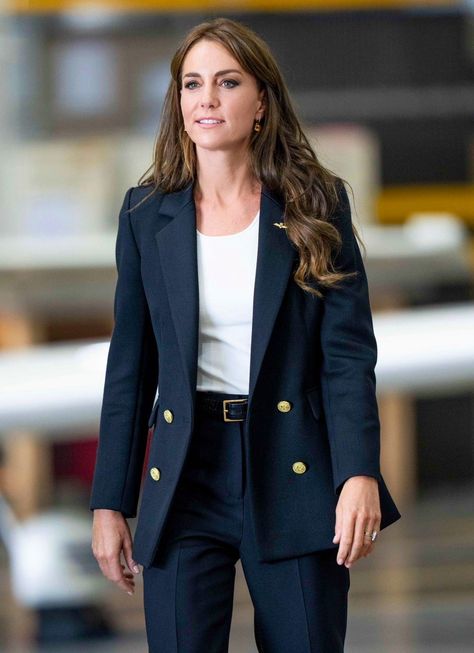 Belle on X Kate Middleton Style Outfits, Outfit Tutorial, Looks Kate Middleton, Neutral Capsule Wardrobe, Outfit Blazer, Queen Kate, Kate Middleton Outfits, Kate And Meghan, Royal Clothing