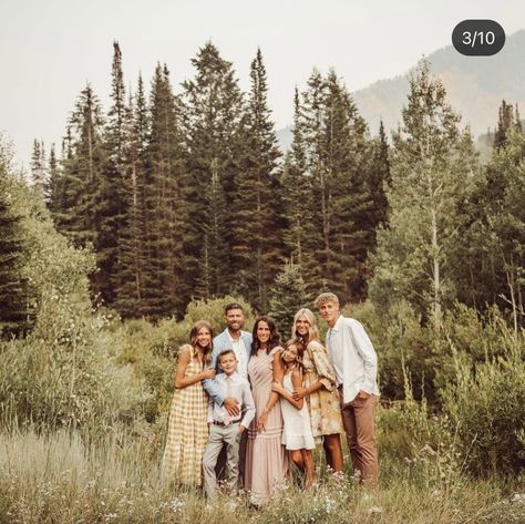 Adult Family Photos, Farm Family Pictures, Large Family Pictures, Mountain Family Photos, Extended Family Pictures, Mountain Photoshoot, Summer Family Pictures, Family Photo Colors, Big Family Photos