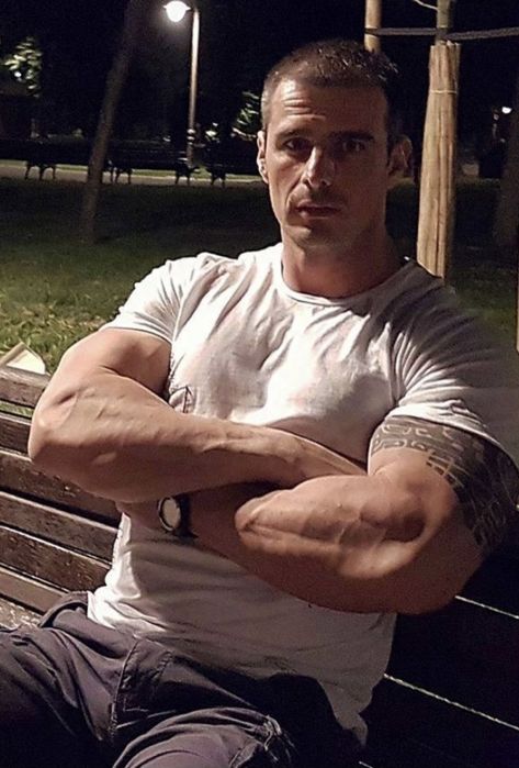 Back And Bis, Huge Biceps, Biceps Brachii, Muscle Power, Big Guys, Men's Muscle, Male Form, Good Looking Men, Muscle Men