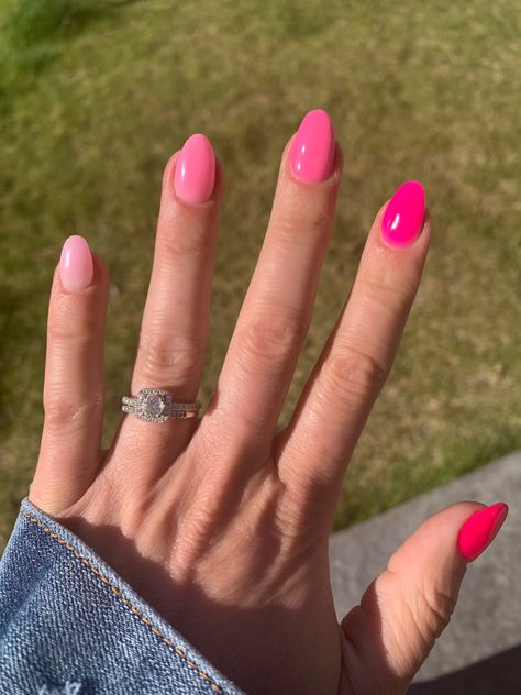 Pink gradient nails Summer Nails Gradient, Different Pinks Nails, Different Shades Of Pink Nails Almond, Gel Mani Short Nails Pink, Light Pink To Dark Pink Nails, Pink Nail Gradient, Pink Gradient Nails Short, Pink Nails Multicolor, Monochrome Pink Nails