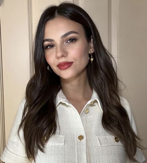 Victoria Justice Hair, Victorious Cast, Brunette Actresses, Tori Vega, Victoria Justice, Celebrity Look, Maquillaje De Ojos, Celebrity Crush, Pretty Woman