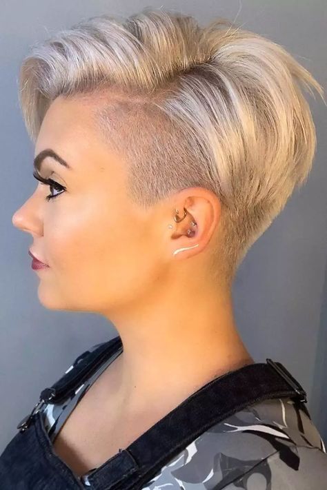 Shaved Side Hairstyles, Tomboy Hairstyles, Short Hair Undercut, Edgy Short Hair, Short Layered Haircuts, Long Pixie, Undercut Pixie, Funky Hairstyles, Very Short Hair