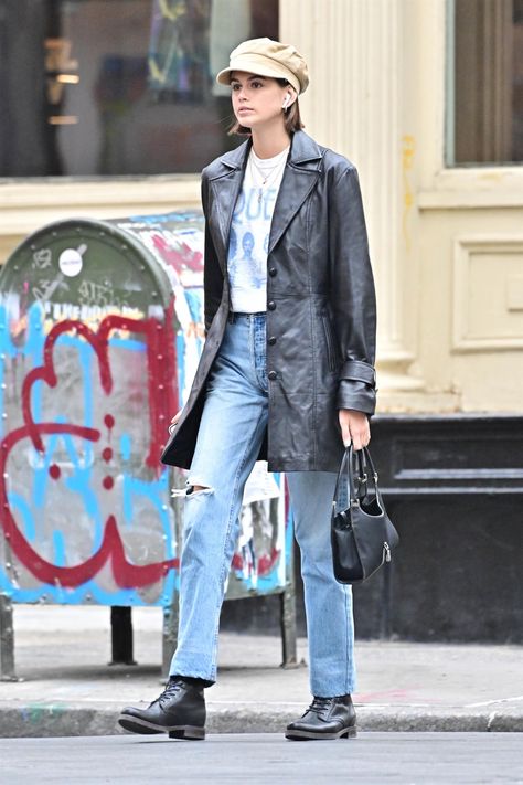 Tee Jeans Outfit, Trent Coat, Leather Coat Outfit, Leather Blazer Women, Fall Fashion Coats, Simple Tee, Kaia Gerber, Emilia Clarke, Leather Trench Coat