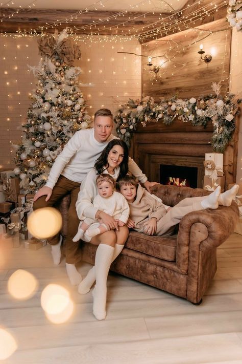 Matching Family Christmas Outfits, Christmas Photography Family, Family Christmas Pictures Outfits, Christmas Photos Outfits, Christmas Pictures Outfits, Christmas Baby Pictures, Christmas Poses, Christmas Family Photoshoot, Family Christmas Outfits