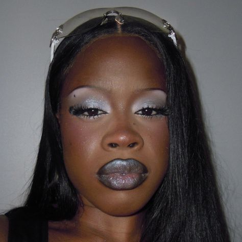 2000s Silver Makeup, Cool Tone Makeup Black Women, Frosty Eyeshadow 2000s, 90s Silver Makeup, Silver Grey Makeup, Mib Makeup Look, Eye Bags Makeup Look, Grey Eyeshadow Looks On Black Women, Low Brow Makeup