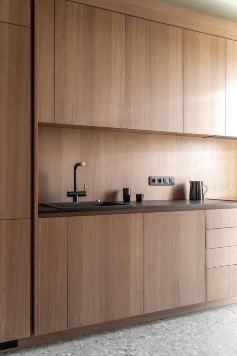 A modern wood kitchen with hardware-free cabinets, a dark countertop, and an integrated fridge and dishwasher. Shower Niche, Built In Furniture, Minimalist Interior Design, Upholstered Bed Frame, Bathroom Layout, Free Standing Bath Tub, Wood Kitchen, Minimalist Interior, Interior Projects