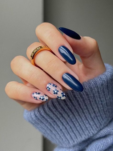 dark blue nails with flowers Dark Blue Short Nail Designs, Dark Spring Nails, Dark Spring, Hoco Nails, Dark Blue Nails, Navy Nails, Navy Blue Nails, Graduation Nails, Formal Nails