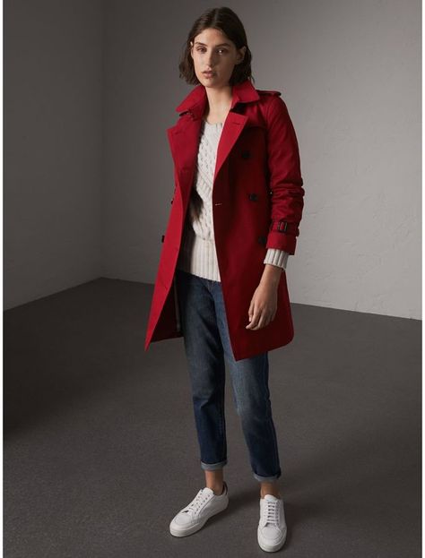 Burberry The Kensington - Mid-Length Heritage Trench Coat #afflink Red Trench Coat Outfit, Burgundy Trench Coat, Rainy Outfit, Checkered Coat, Checked Coat, Cropped Trench Coat, Trench Coat Outfit, Burberry Coat, Red Trench Coat