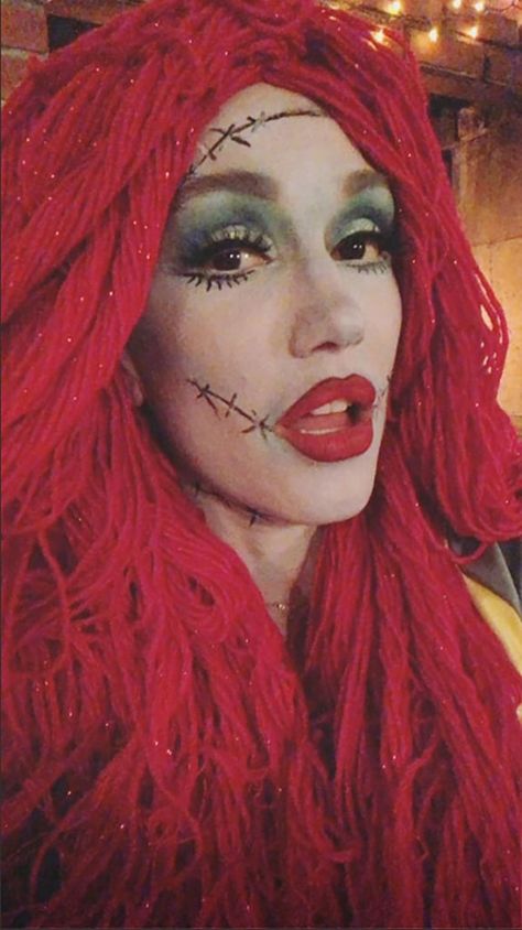 Gwen Stefani and Blake Shelton Halloween Costumes 2018 Hollywood Horror Nights, Gwen Stefani And Blake Shelton, Gogo Squeez, Gwen And Blake, Haunted Hayride, Celebrity Halloween, Gwen Stefani And Blake, Lisa Rinna, Celebrity Halloween Costumes