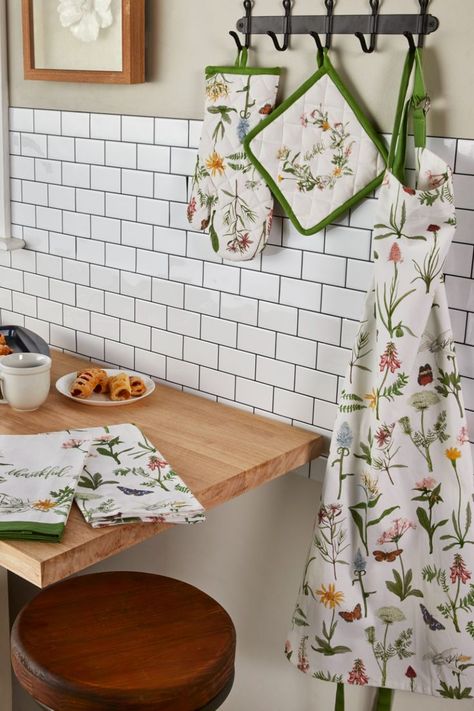 Botanical Kitchen Accents to Cook in Style | SKL Home Amazon store features the Heirloom Wildflower kitchen collection featuring aprons, oven mitts, dish towels, and kitchen towels to help your update your kitchen decor style! Wildflower Kitchen, Botanical Kitchen, Flower Kitchen, Kitchen Decor Styles, Towel Decor, Amazon Store, Pretty Patterns, Kitchen Gift, Kitchen Accents