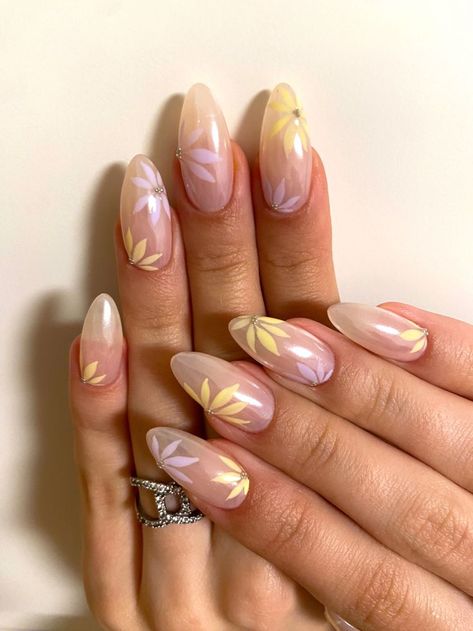 Chrome Nails Designs Flowers, White Chrome Nails With Flowers, Chrome Nails Flowers, Chrome Floral Nails, Chrome Nails With Flowers, Milky White Nails With Flowers, Chrome Flower Nails, Milky White Chrome Nails, Leaf Nails