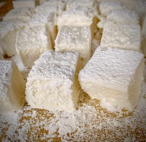 homemade vanilla marshmallows coated in powdered sugar on a wooden surface Marshmallow Eggs, Homemade Marshmallow, How To Make Marshmallows, Vanilla Marshmallows, Fluffy Eggs, Hazelnut Praline, Cereal Treats, Recipes With Marshmallows, Homemade Marshmallows