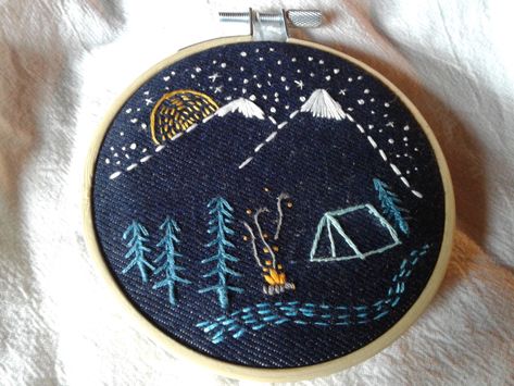 Embroidery hoop art. Tent camping, mountains, campfire. Stitched on denim. Zelt Camping, Crewel Embroidery Patterns, Seed Stitch, Crewel Embroidery, Embroidery Hoop Art, Embroidery Craft, Stitching Art, Hand Embroidery Patterns, Embroidery Inspiration