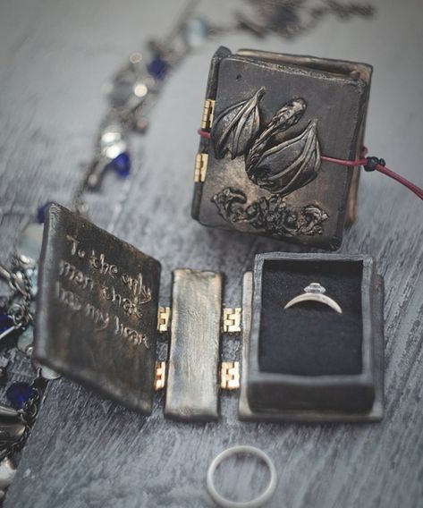 https://www.facebook.com/thefabulousweirdtrotters/photos/pcb.2822924607754640/2822920114421756/?type=3 Harry Potter Ring Box, Posion Box Ring, Ring Box Wedding Witchy, Forest Ring Box, Vintage Ring Box Book, Unique Ring Box, Engagement Box, Book Rings, Nerd Wedding