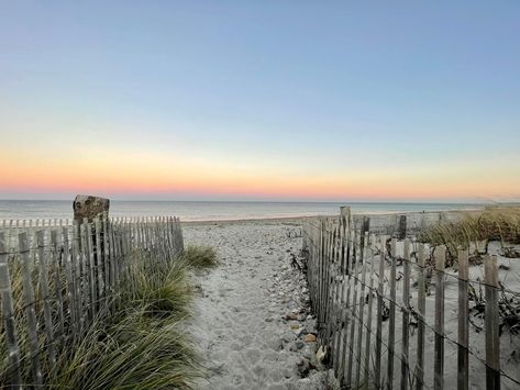 Irish Beach, New England Aesthetic, Laying On The Beach, England Beaches, Dream Beach Houses, Coastal Lifestyle, Dream Beach, Preppy Wallpaper, Macbook Wallpaper