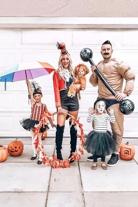 HALLOWEEN 🎃 Original Family Costumes 2020 | Annie Baby Monitor Circus Family Costume, Wagon Costume, Circus Halloween Costumes, Family Themed Halloween Costumes, Themed Halloween Costumes, Halloween Circus, Candy Costumes, Family Circus, Circus Costume