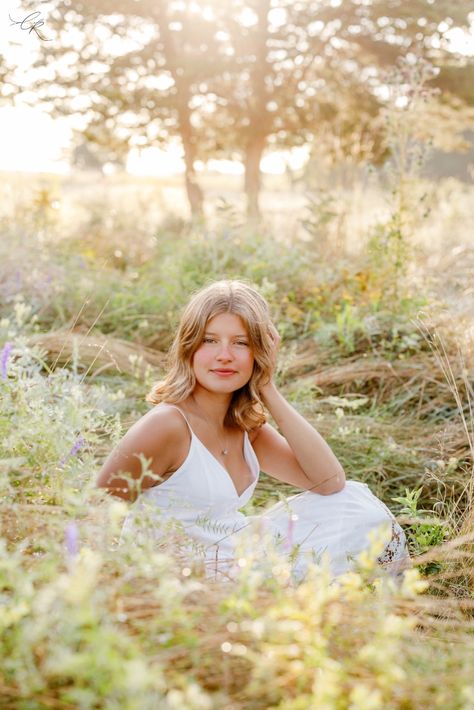 Tessa’s Rhode Island senior photos were another beautiful sunrise photoshoot! The natural light, her senior photo outfits, and her great senior photo poses made these outdoor senior pictures shine. As a New England senior photographer, I love shooting in new places! Check out more from this senior photoshoot on the blog. Spring Senior Pictures Outfits, Cap And Gown Picture Ideas, Senior Session Girl, Field Senior Photos, Sunrise Photoshoot, Spring Senior Pictures, Outdoor Senior Pictures, Cap And Gown Pictures, Light Blue Mini Dress